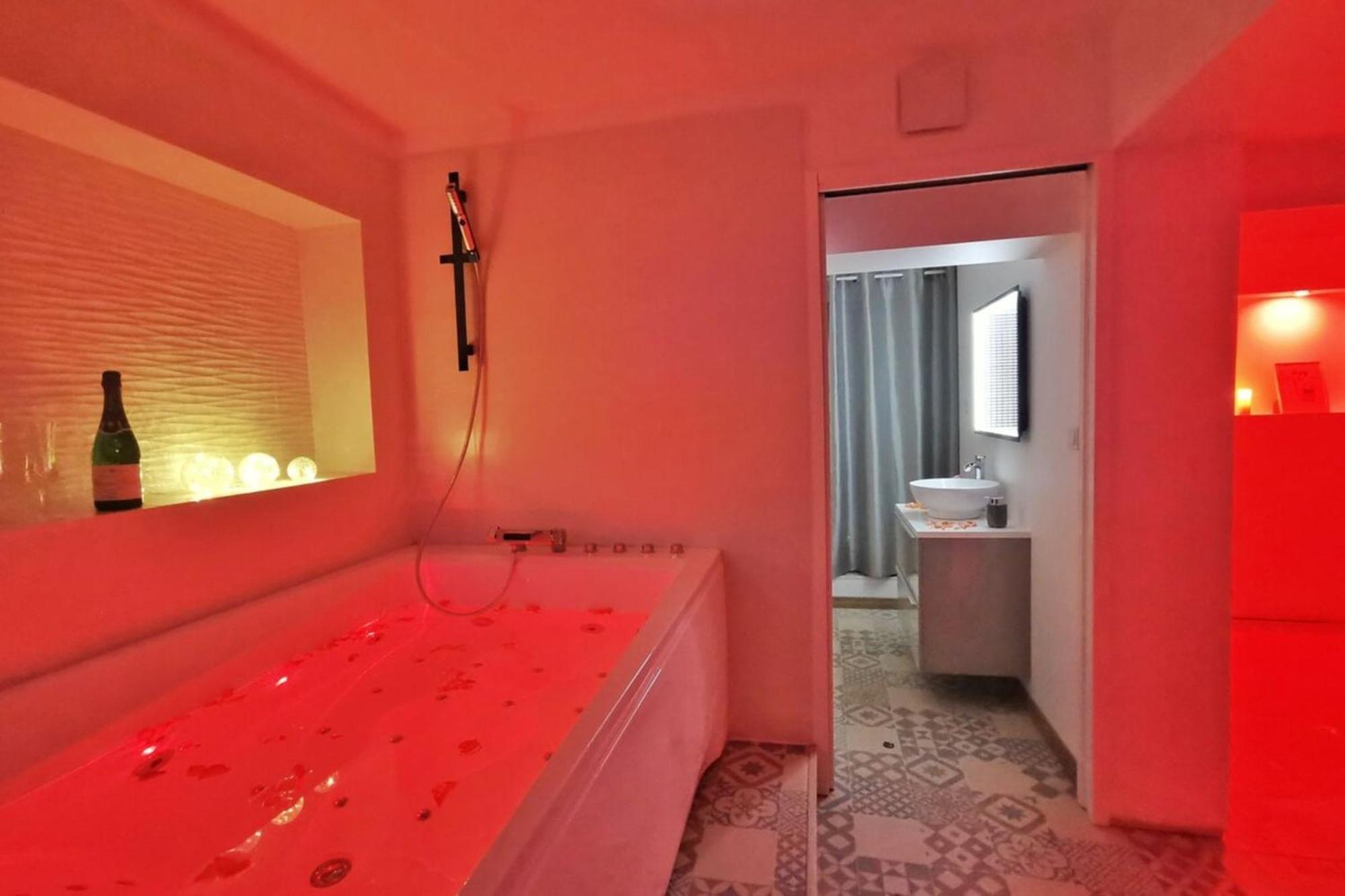 Love Room avec jacuzzi pour votre séjour en amoureux Villeneuve-de-la-Raho Extérieur photo
