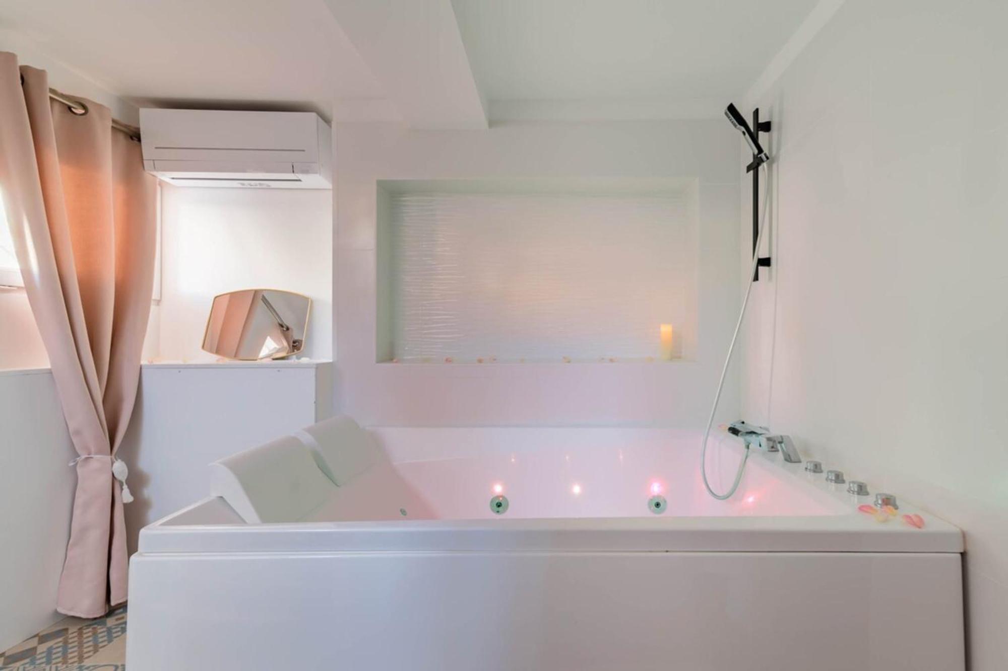 Love Room avec jacuzzi pour votre séjour en amoureux Villeneuve-de-la-Raho Extérieur photo